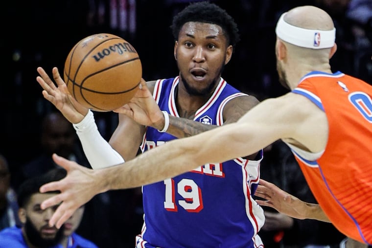 Sixers Justin Edwards looks to pass around Thunder Alex Caruso during the 1st quarter at the Wells Fargo Center in Philadelphia, Tuesday, January 14, 2024.