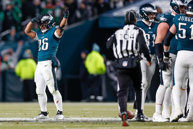 Eagles running back Saquon Barkley signals a first down after a personal foul call on the Packers during the fourth quarter of the playoff game at the Linc. 