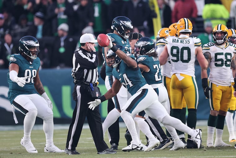 Eagles linebacker Jeremiah Trotter Jr. comes up with the fumble recovery on the opening kickoff Sunday against the Packers. 